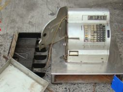 Caja registradora con la cual se dio a la huida José Rodríguez. ESPECIAL  /