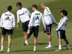 Pese a que no tendrá actividad en el próximo duelo, Cristiano Ronaldo (centro) entrena con normalidad con el resto del equipo. EFE  /