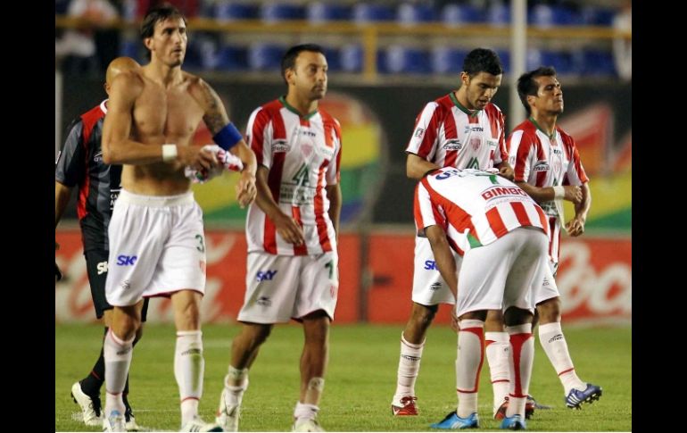 Los jugadores del Necaxa al término de una derrota del equipo en el Torneo Clausura 2011. MEXSPORT  /