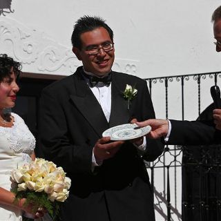 Embajada británica agasaja a bolivianos casados el mismo día que Guillermo