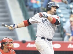 El primera base mexicano, Adrián González, observa su batazo. GETTY IMAGES  /