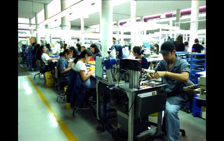 La gran cantidad de trabajadores calificados  es una de las razones por las que las alzas salariales son 'moderadas'.  ARCHIVO  /