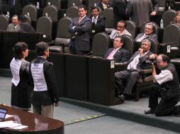 Dos diputados panistas portan mensajes en los que critican la pasividad legislativa del PRI. NTX  /