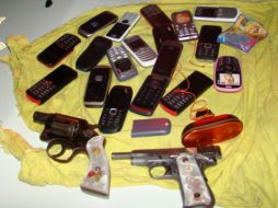 Botín tomado por los supestos culpables de robo a sucursal de empresa telefónica. ESPECIAL  /