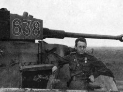Fotografía del escritor ruso Vasili Grossman en un tanque alemán. EFE  /