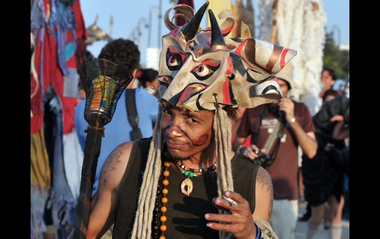 Durante la celebración los asistentes lanzan cosas malas de su vida sobre un muñeco antes de quemarlo en el malecón. EFE  /