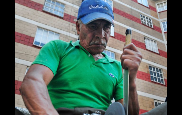 Objetos e imágenes forman parte de la exhibición que muestra la identidad de un pueblo luchón y nostálgico. EFE  /