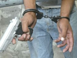 Los oficiales detuvieron al asaltante y le aseguraron un arma calibre .22. ARCHIVO  /