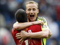 Toni Doblas (izq) portero de Zaragoza celebra con Jiri Jarosik. REUTERS  /