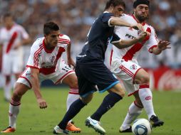 Mariano Pavone (der.) y Erik Lamela se disputan el balón. REUTERS  /