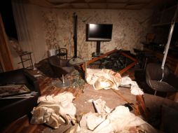 La fotografía muestra la sala de la casa de Muamar Gadhafi tras el bombardeo. AFP  /