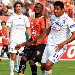 Jaguares da vuelta al marcador y golea a Querétaro