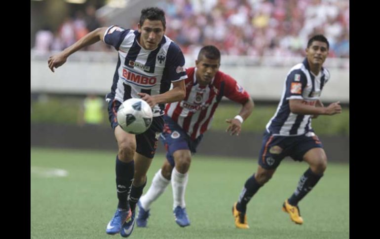 Carreño del Monterrey se dispone a realizar un disparo ante la marca de Ponde de Chivas. S. NÚÑEZ  /