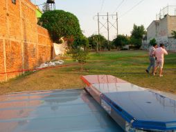 En el lugar quedaron los restos del toldo que tras la descarga ardió en llamas. M. PATIÑO  /