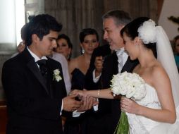 La novia Ana Imelda González Guzmán con su esposo Elías Zamora Vega y su padre Emilio González Márquez.  A. HINOJOSA  /