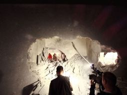 Un camarógrafo  videograba la casa de Saif Al Arab que fue atacada ayer por la tarde por las fuerzas de la OTAN, en Trípoli. REUTERS  /