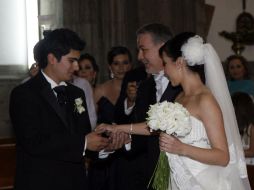 Emilio González Márquez entrega a su hija en el templo de San Francisco de Asís. A. HINOJOSA  /
