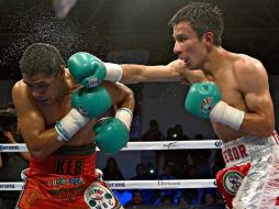Adrián 'Confesor' Hernández (der.) fue contundente ante Keb en el combate. MEXSPORT  /