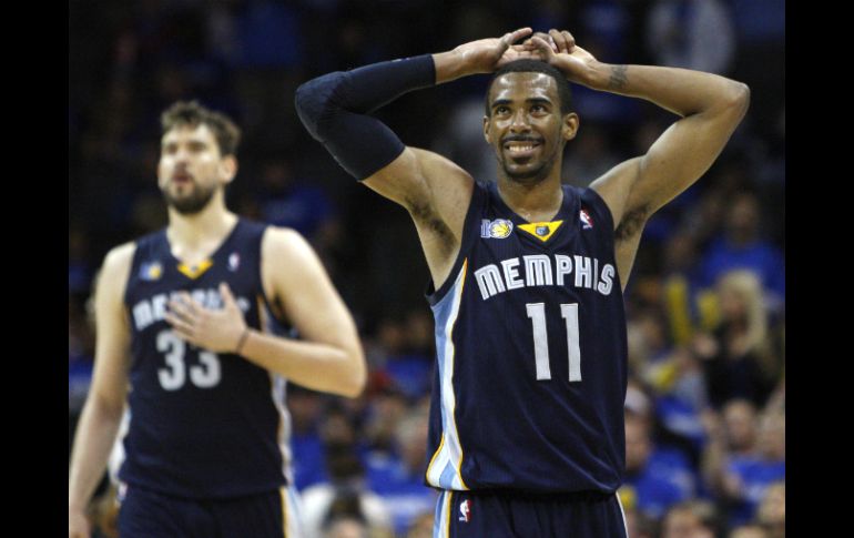 Mike Conley sonríe al ver el marcador en el minuto final del encuentro contra Thunder. AP  /