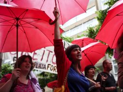 Miles de trabajadores enarbolaron banderas, claveles y camisas rojas. EFE  /