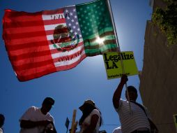 Personas marchan en Los Ángeles para exigir una reforma migratoria. AFP  /