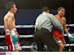 José Gómez, apoderado de Keb (der.) buscará que el Consejo Mundial de Boxeo ordene una segundo encuentro. MEXSPORT  /