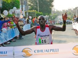 Simon Kariuki, de Kenia, cruza en primer lugar en el Cihualpilli de 10 K.A. ARZÁPALO  /