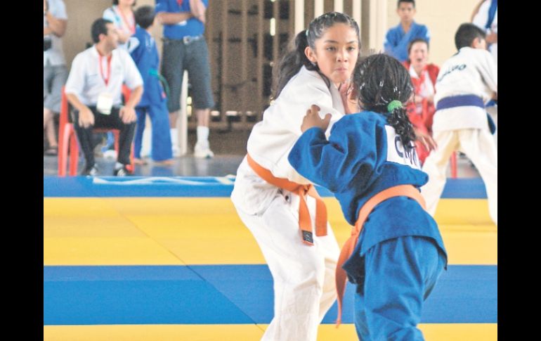 Sofía Arévalo (blanco) ganó el primer oro en judo para Jalisco, en la división de 37 kilogarmos. ESPECIAL  /