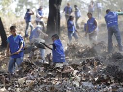 Con palas y rastrillos, casi 100 personas colaboraron con los brigadistas de la Conafor. S. NÚÑEZ  /