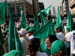 Cientos de personas marcharon por el Centro tapatío en conmemoración del Día del Trabajo. A. HINOJOSA  /