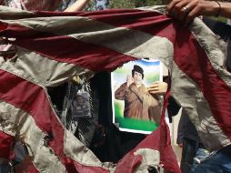 Partidarios del líder libio queman una bandera de Estados Unidos en Trípoli. REUTERS  /