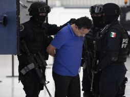 Agentes federales presentaron a los sospechosos en el centro de mando de la corporación. REUTERS  /