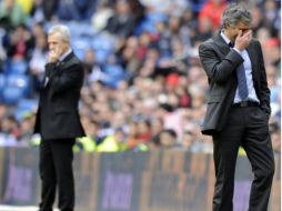 Aguirre observa el partido (izq.) mientras Mourinho sufre con el resultado de su equipo. AFP  /