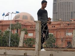 Una persona se pasea por el Museo de El Cairo, que aumentó su seguridad luego de los robos de que fue víctima. EFE  /