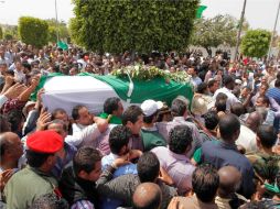 El ataúd de Saif al-Arab, fue llevado a través de la multitud hasta una tumba en el cementerio Hani en la capital libia. REUTERS  /