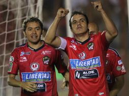 Cuauhtémoc Blanco festeja con sus compañeros del Irapuato la victoria ante Dorados. MEXSPORT  /