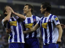 Iván Alonso es felicitado por sus compañeros tras marcar gol ante el Athletic. AFP  /
