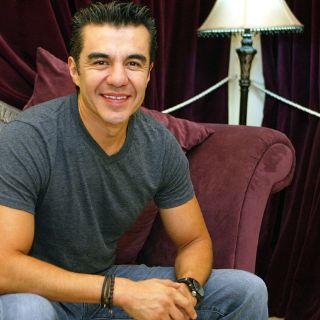 Adrián Uribe vuelve a la carga