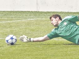 Íker Casillas, capitán y arquero merengue, durante la práctica de ayer en Madrid. REUTERS  /
