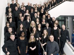 Es considerada la orquesta más veterana de las orquestas sinfónicas británicas, dirigida por Mark Elder (primera fila-d). EFE  /