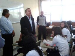 Emilio González convivió con estudiantes del municipio de Tonalá. ESPECIAL  /
