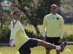 El jugador mexicano Javier 'Chicharito' Hernández trabaja en el último entrenamiento antes de su choque ante el Schalke 04. REUTERS  /
