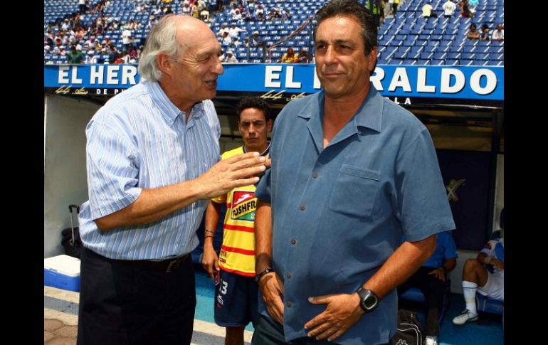 El director técnico de Morelia, Tomás Boy (d) a lado de Hugo Eugui de Puebla. MEXSPORT  /