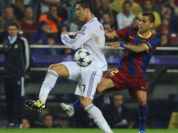 Cristiano Ronaldo se mide ante Daniel Alves durante la Champions League. AFP  /