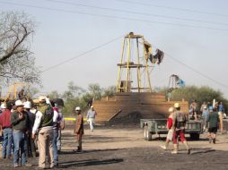 Trabajadores de la mina de Carbón en Sabinas, Coahuila intentan rescatar a sus compañeros. EFE  /