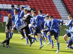 El entrenador del Schalke 04, Ralf Rangnick, observa a sus jugadores durante el entrenamiento. EFE  /