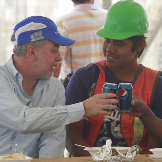 Albañiles padecen por bajos salarios e inseguridad