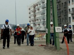 La funcionaria Ana Godina (blanco) acudió al complejo panamericano para corroborar que no se continúe con la construcción. A.HINOJOSA  /