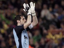 Iker Casillas se despide de sus seguidores luego de la eliminación en el Camp Nou. EFE  /