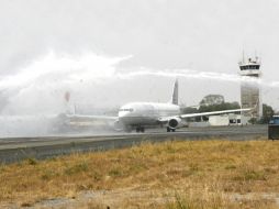 Bomberos del aeropuerto tapatío le ponen marco a la salida del primer vuelo de United con destino a Los Ángeles. A. HINOJOSA  /